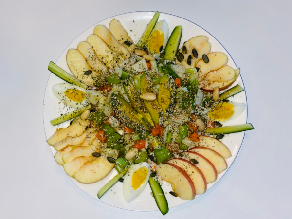 Gezonde salade met fruit en vezelige groenten
