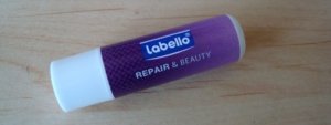 Schrale droge lippen van Labello